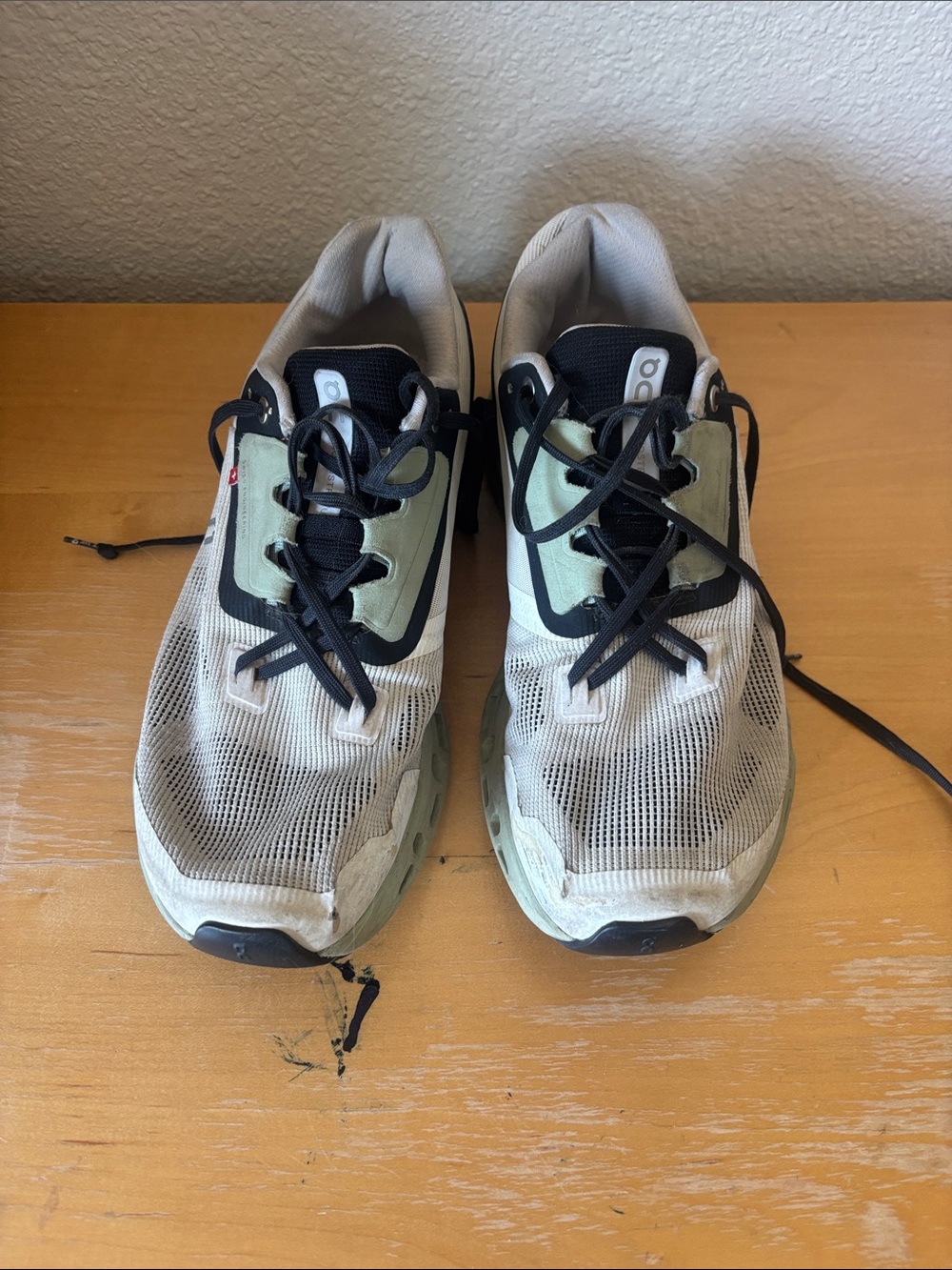 On Running Lightweight Running Shoes — Light Green / Black